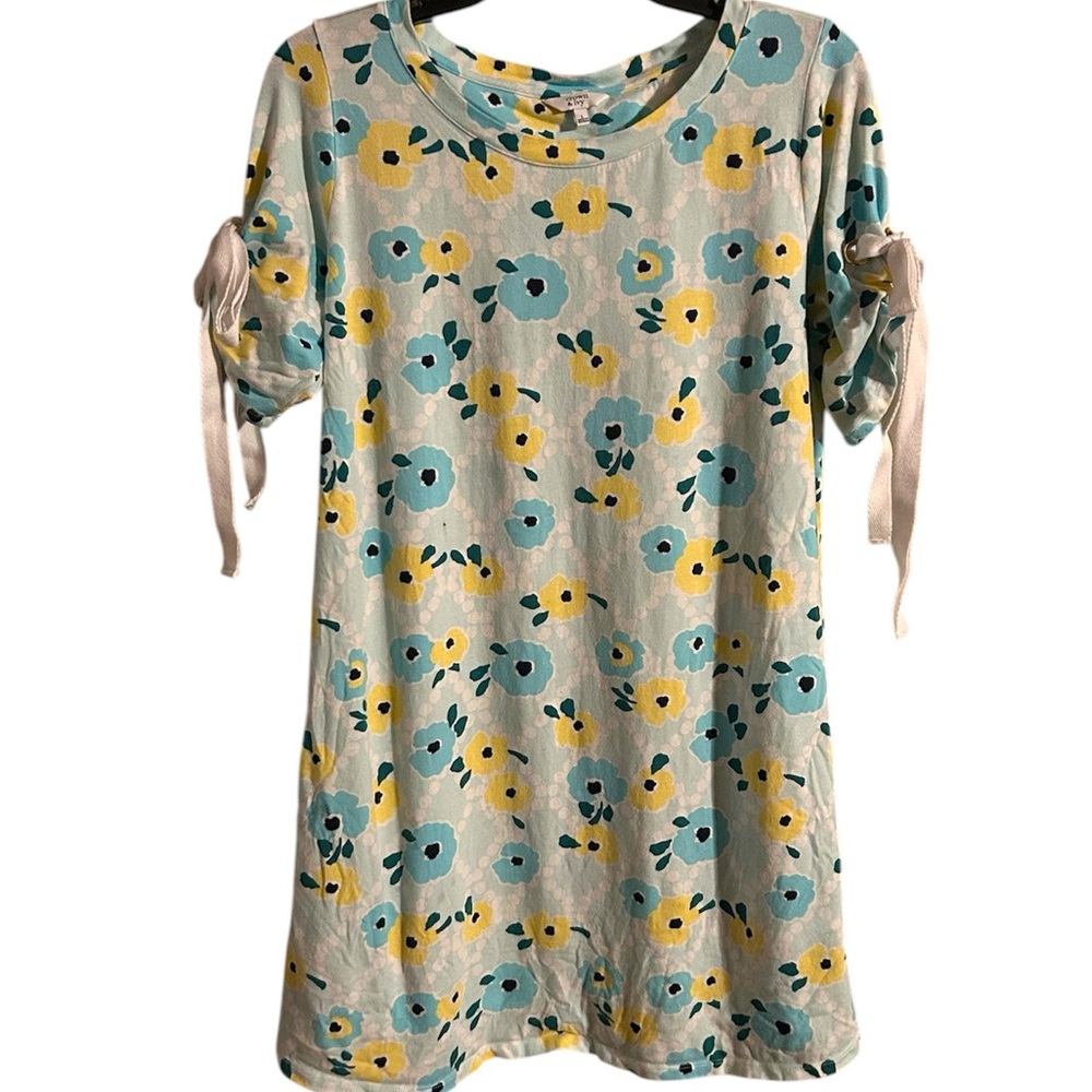 Crown & Ivy ~ Size Large